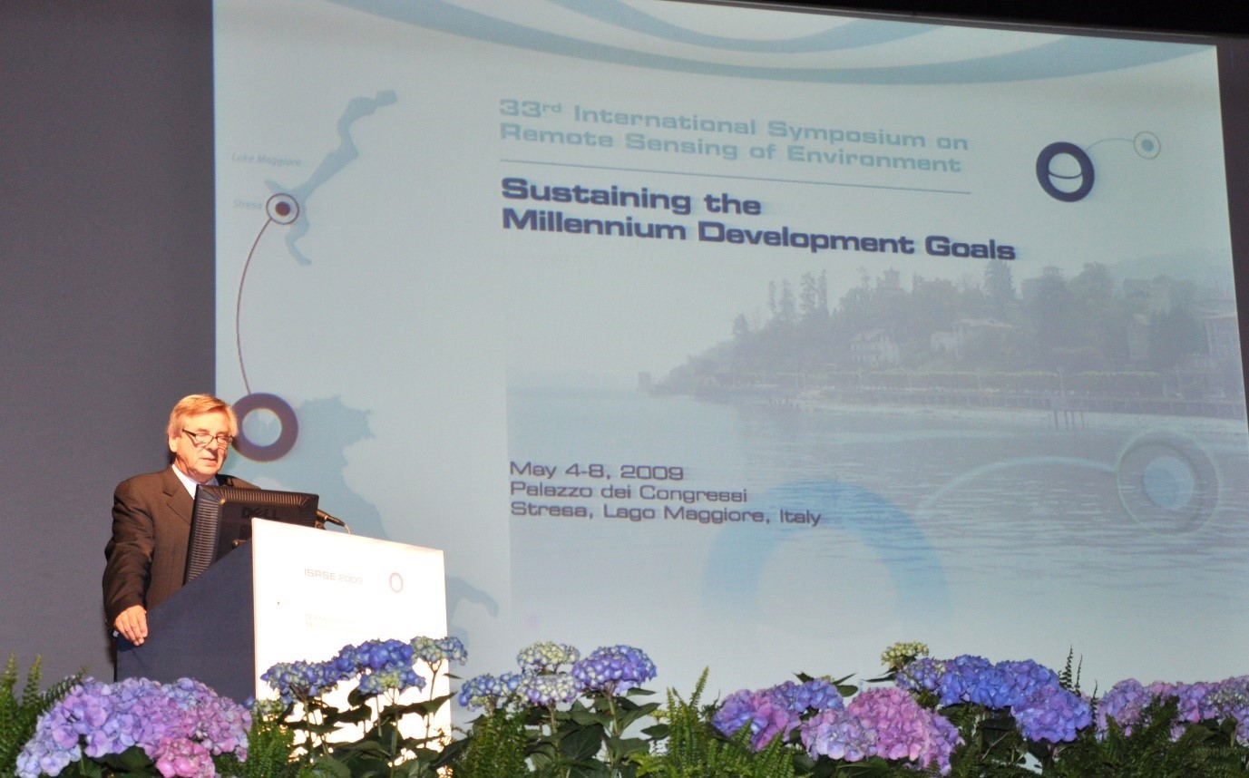 Jean-Paul Malingreau gives a welcome speech at the 33rd International Symposium on Remote Sensing of Environment that is being co-organised by the JRC (4 May 2009).