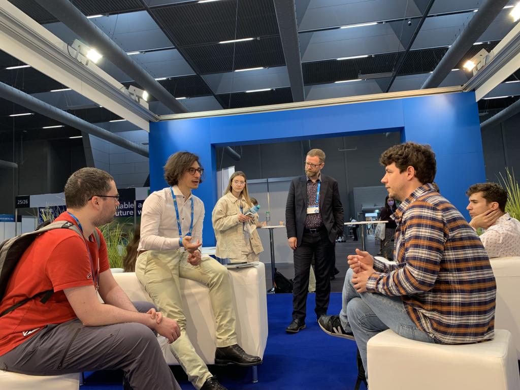 The ‘Science for Policy Help Desk’ at the EGU22 General Assembly Group of scientists and those working on the science-policy interface chatting at the ‘Science for Policy Help Desk’ at the EGU 2022 General Assembly